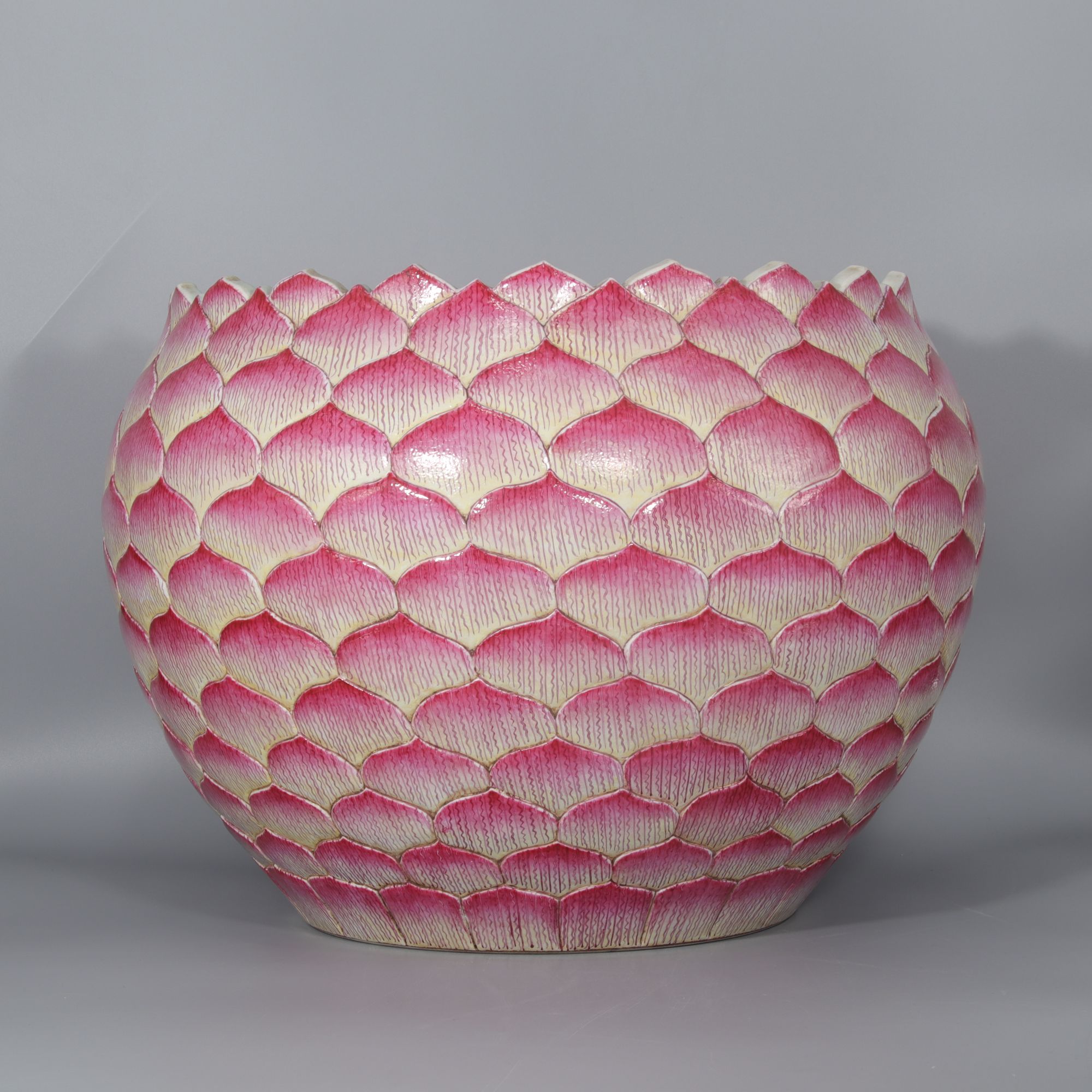 粉彩莲瓣纹卷缸    H407-134