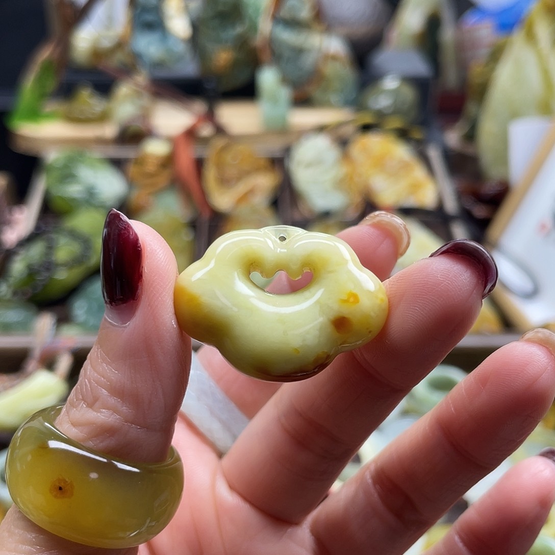 蛇纹石玉颈饰未镶嵌尚*花玉祥云锁