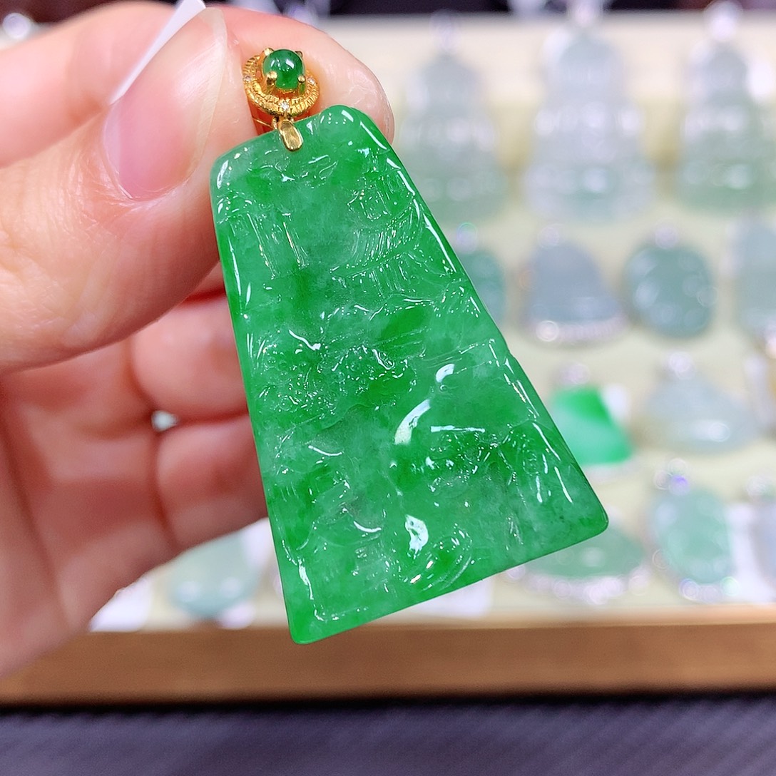 翡翠18K金镶嵌颈饰山水牌