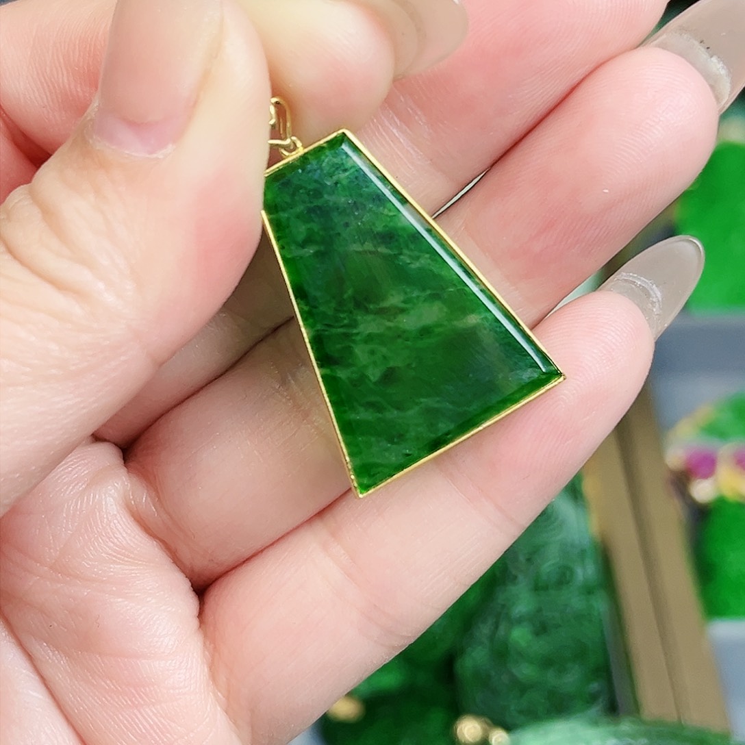 翡翠颈饰18K金镶嵌吊坠