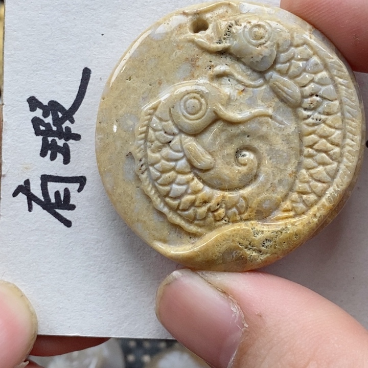 颈饰未镶嵌硅化珊瑚（珊瑚玉）