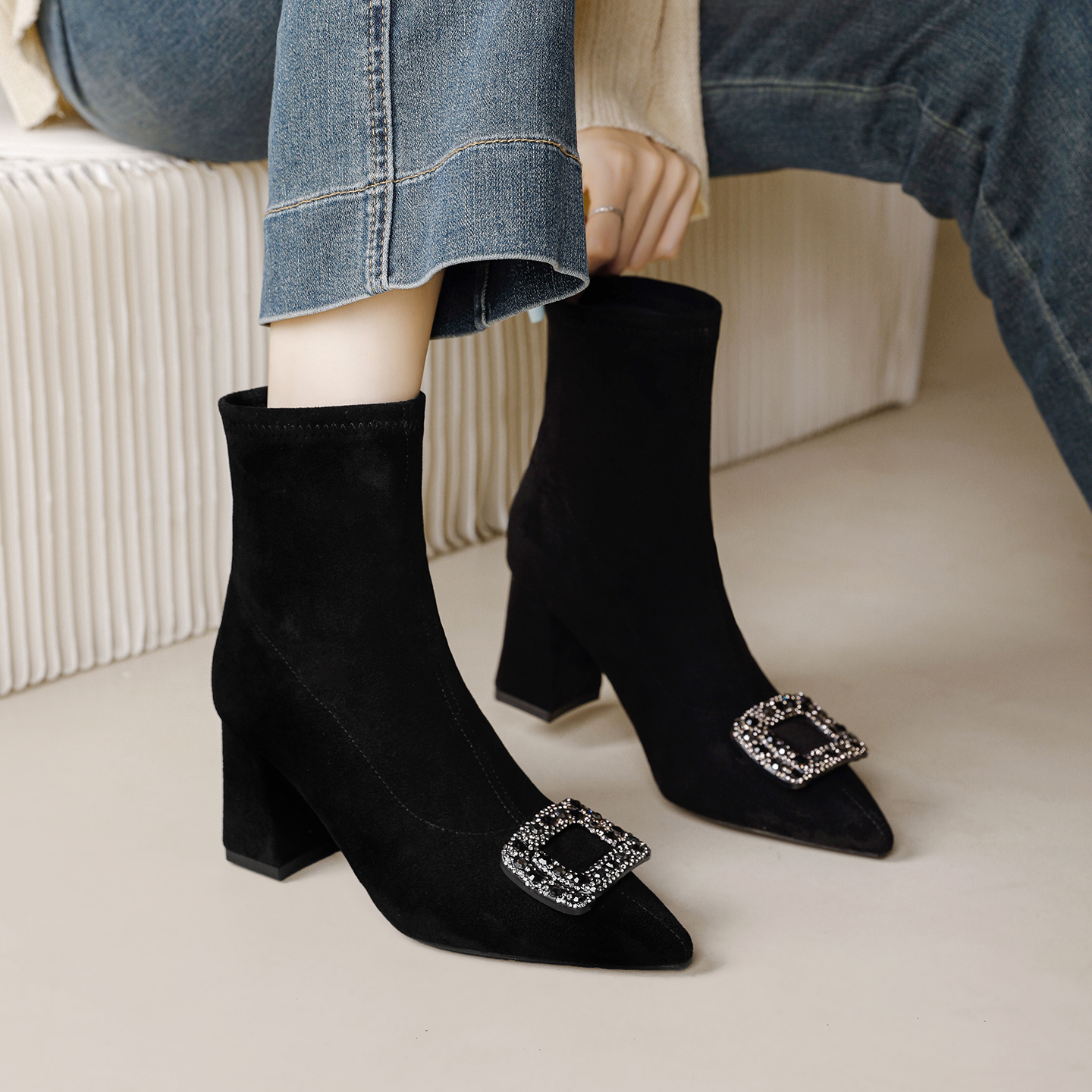 秋冬新款黑色加绒弹力瘦瘦靴子女时尚百搭高跟尖头粗跟袜靴短靴女