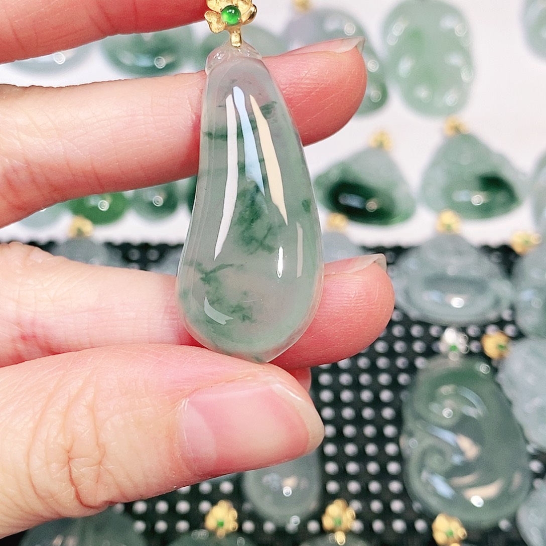 翡翠18K金镶嵌颈饰