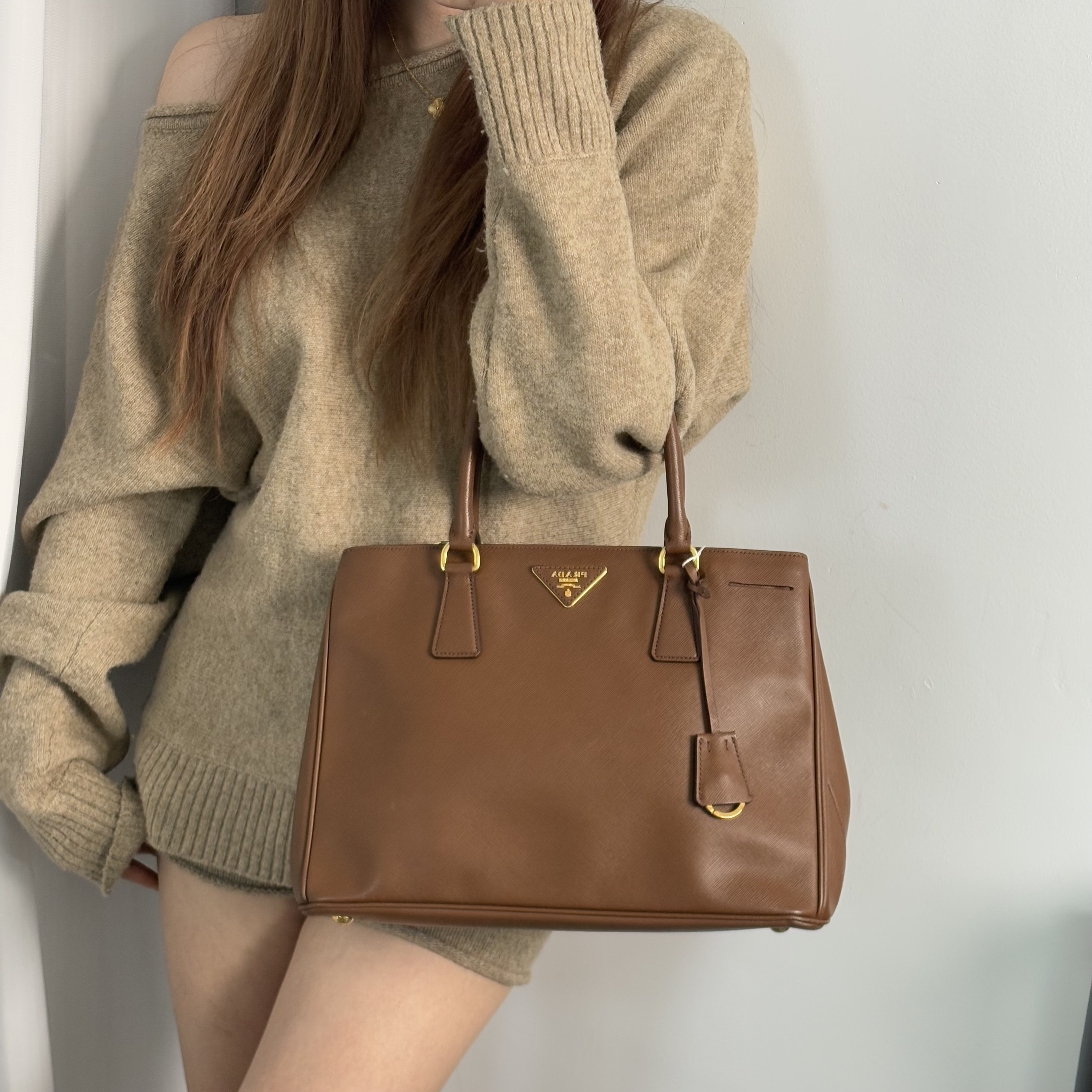 95新 Prada/普拉达 金棕色杀手手提包jx