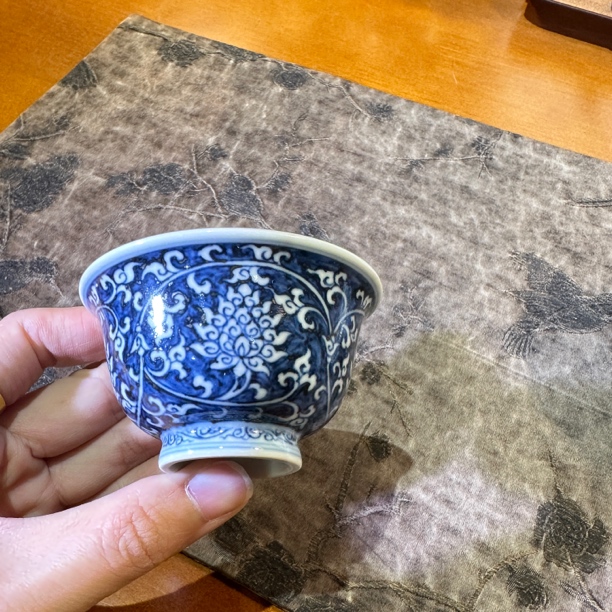 元煦和晓 青花蓝地缠枝莲小压手杯