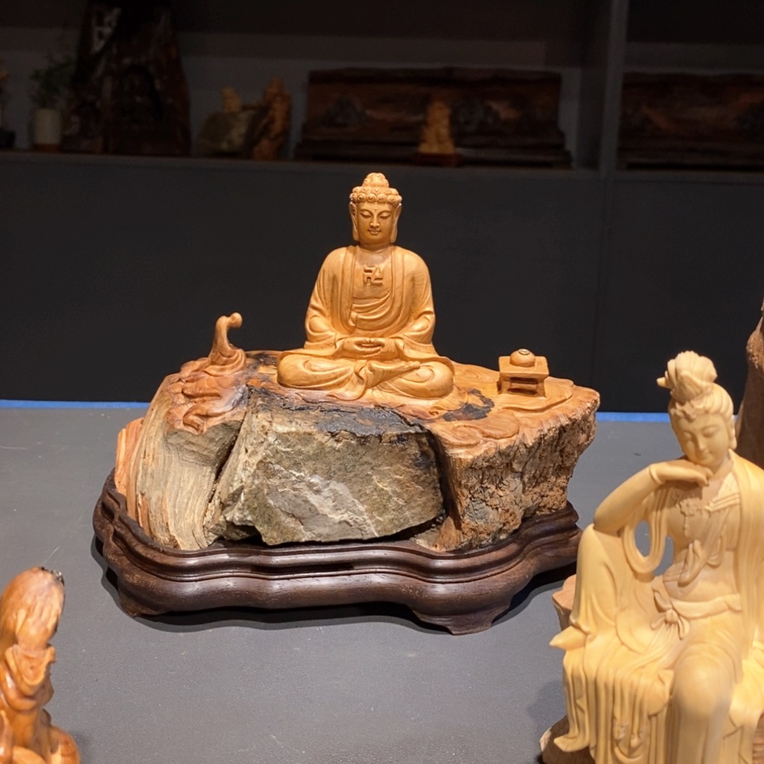 柏木A****部抱石释迦摩尼崖柏