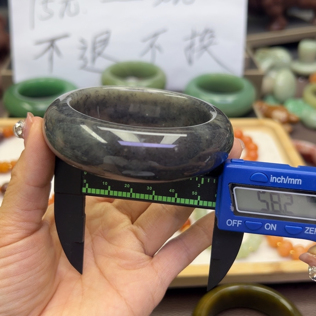 未镶嵌手镯石英岩玉