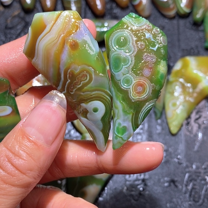 石英质玉颈饰未镶嵌财**赢