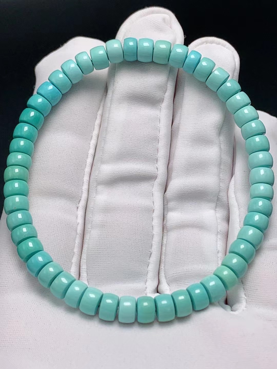 精美原矿高瓷特色三彩果冻料绿松石直切手串，瓷度极好，品相干净