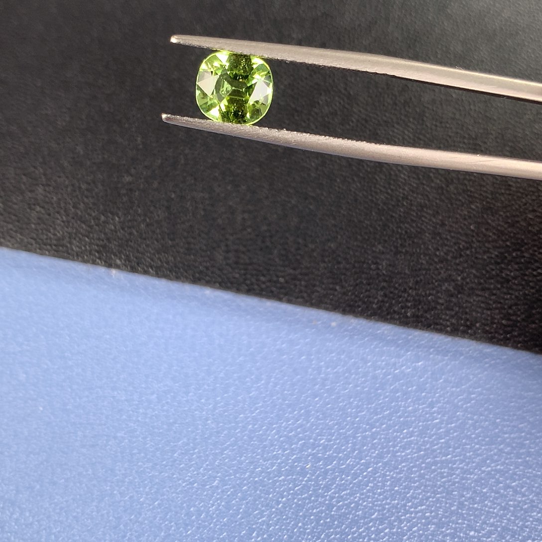 碧玺裸石未镶嵌1.06 苹果绿