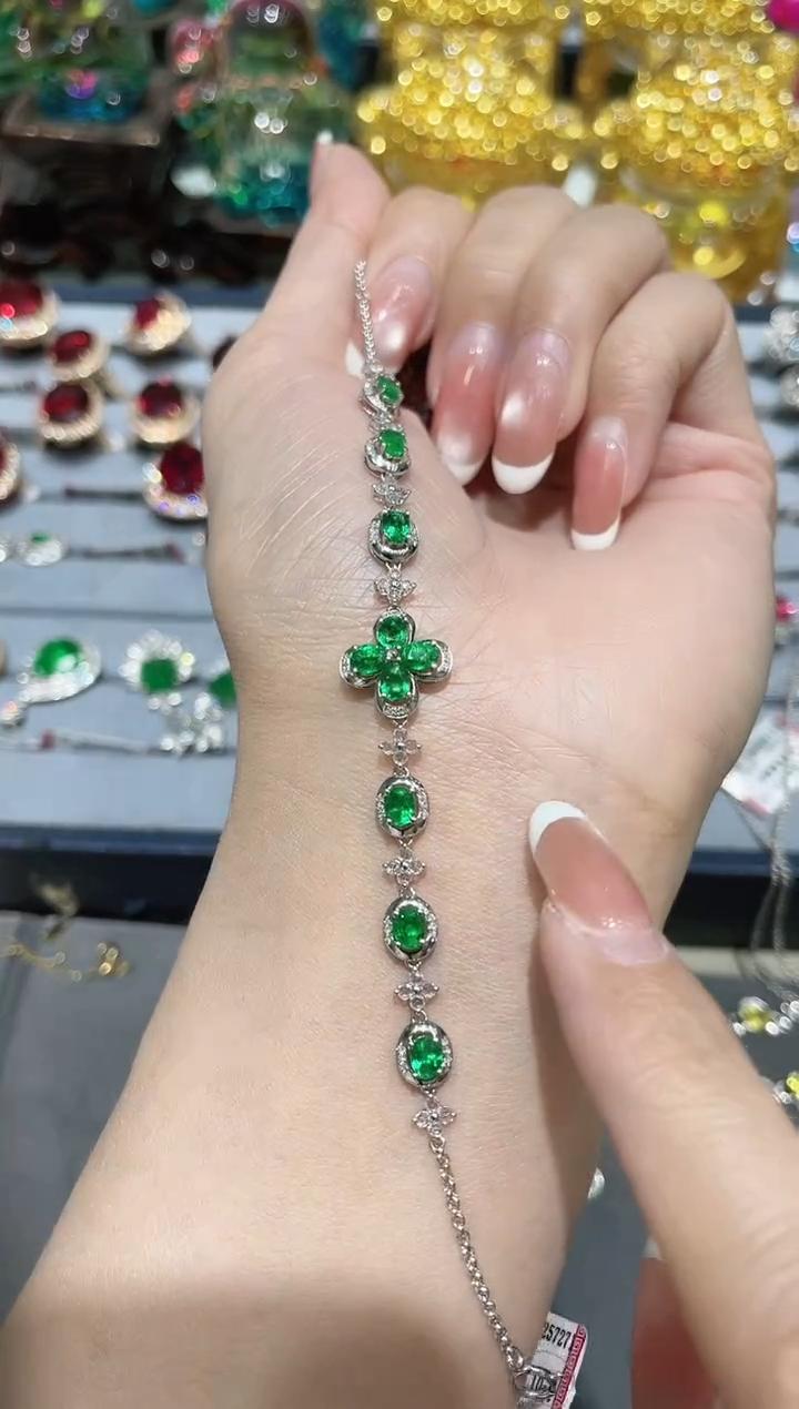 18K金镶嵌天然祖母绿手链四叶草款