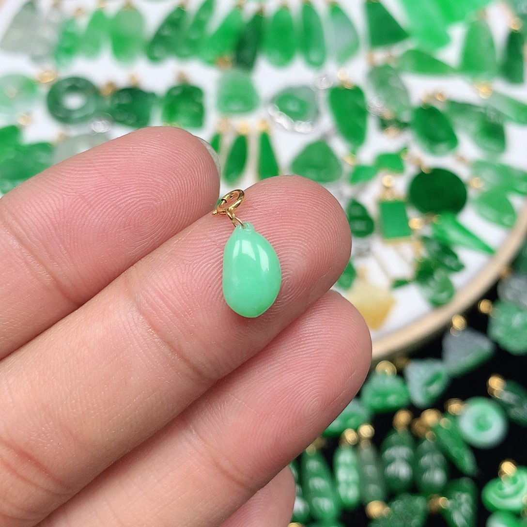 翡翠配石18K金扣头 小巧精美阳绿小福瓜