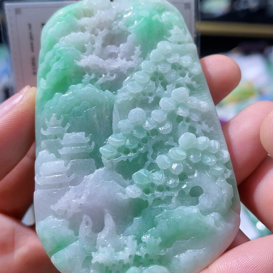 翡翠未镶嵌颈饰一个