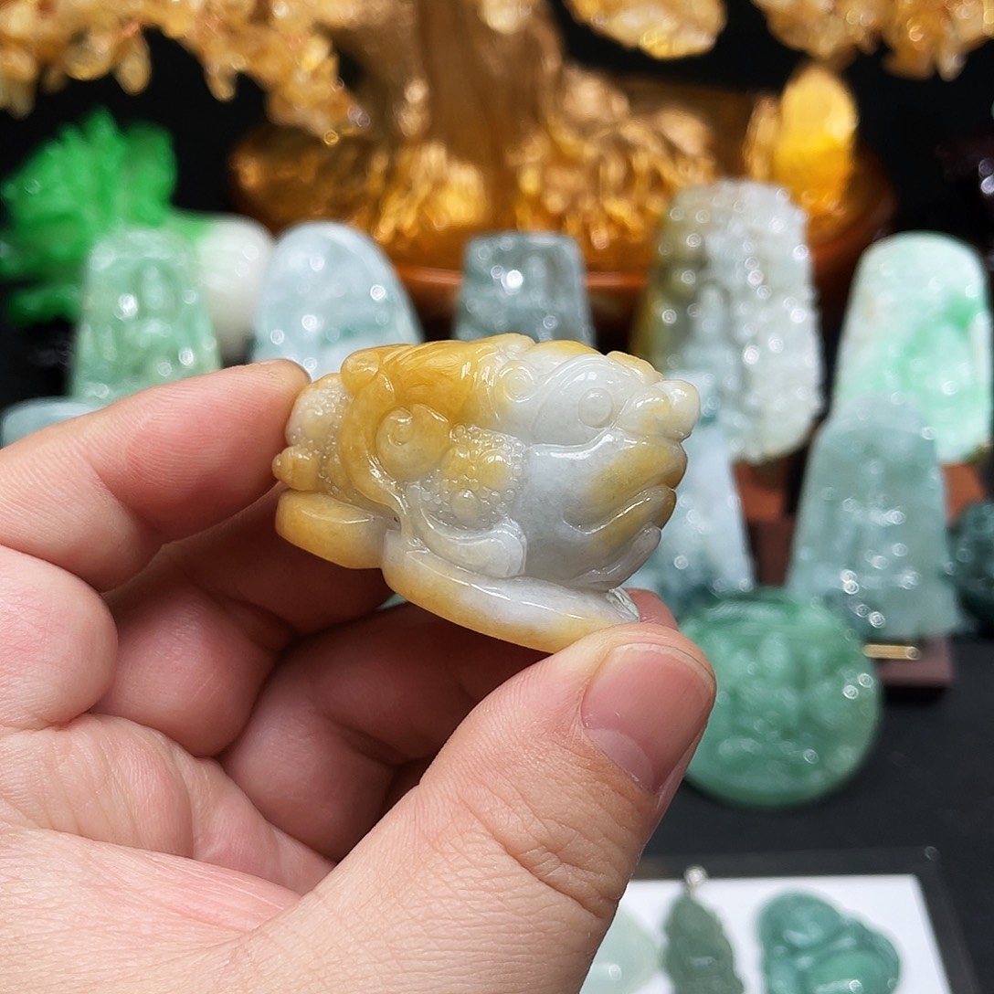 翡翠未镶嵌颈饰金蝉