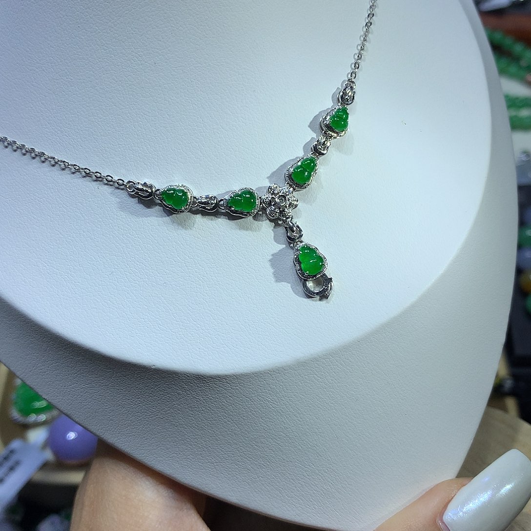 翡翠18K金镶嵌颈饰