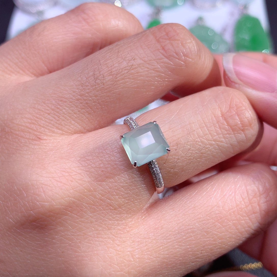 翡翠颈饰18K金镶嵌冰晴底方糖切割戒指