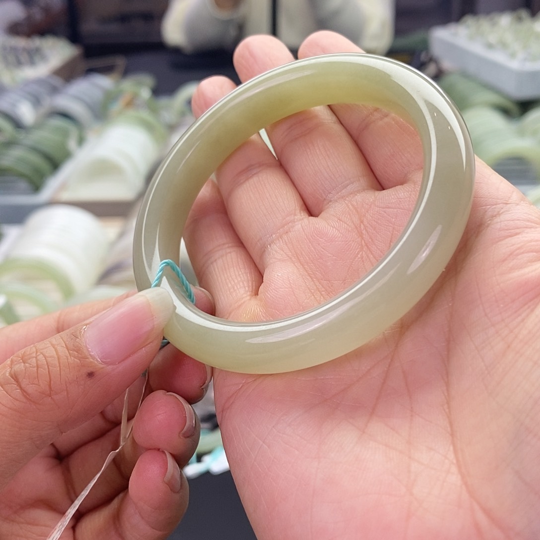 和田玉未镶嵌和田玉手镯57.58