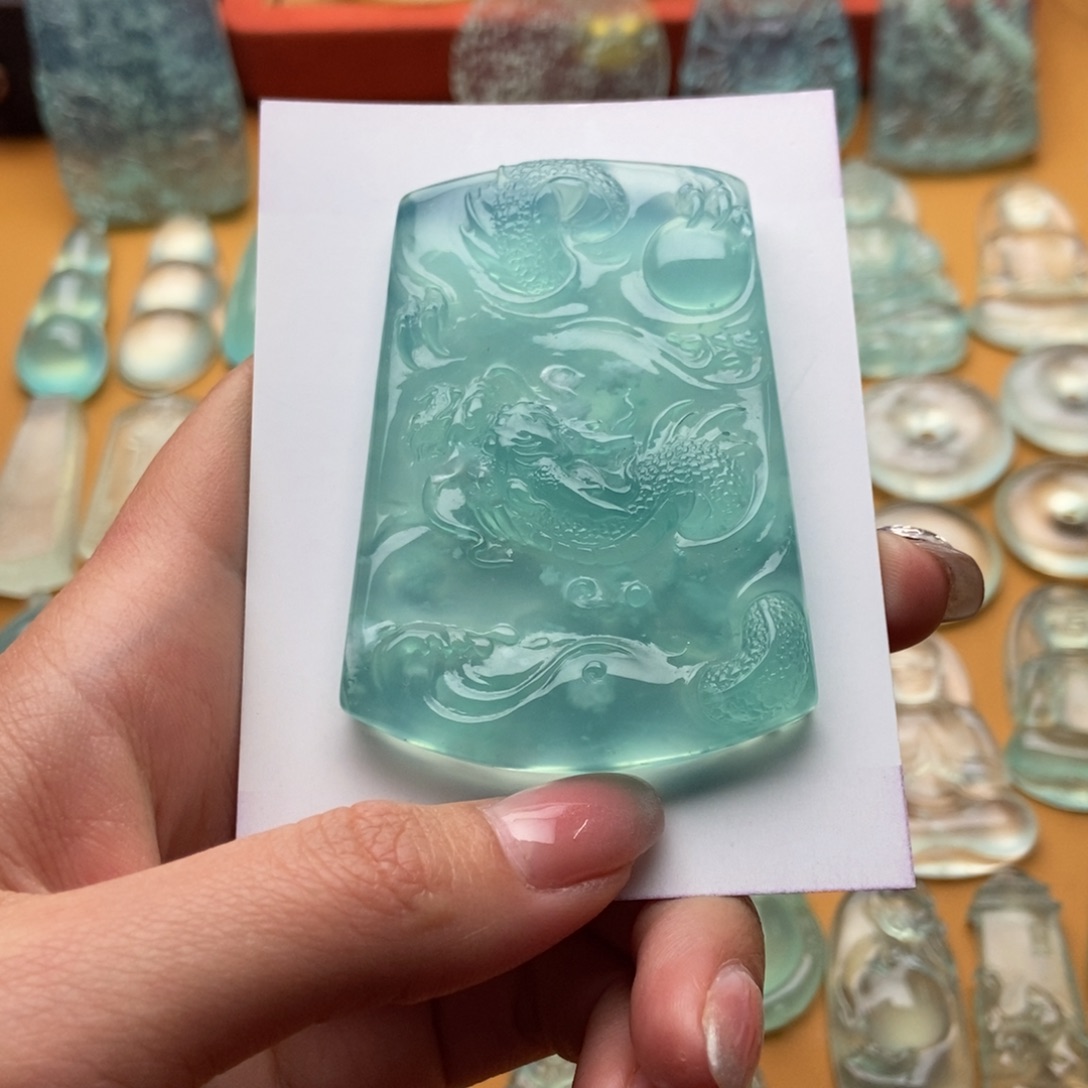 蛇纹石玉颈饰未镶嵌龙牌