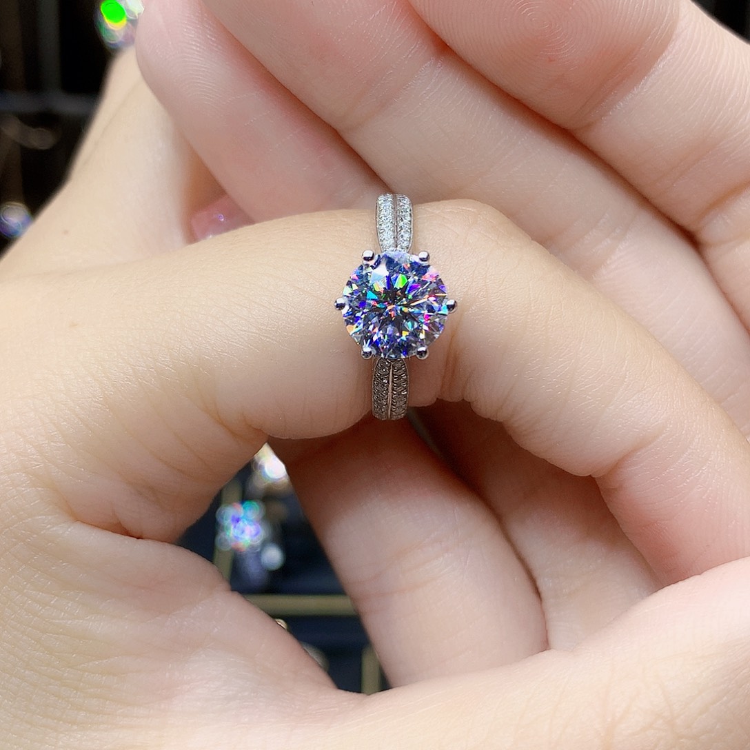 18K金镶嵌合成碳硅石（莫桑石）戒指/指环潮****?