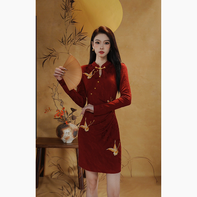 依依子红色改良旗袍连衣裙女早秋2025年新款刺绣时尚长袖裙子