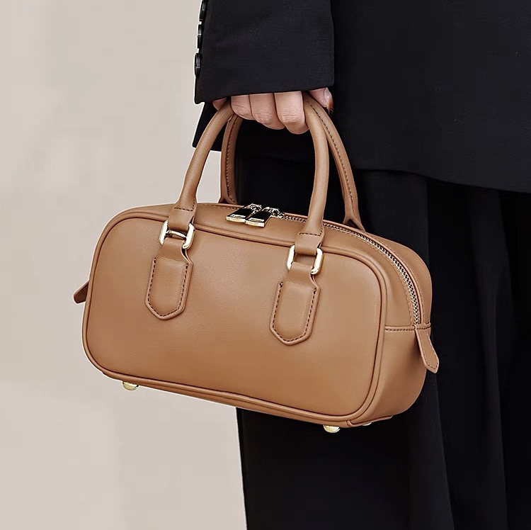 手提包包女2025新款秋冬斜挎包真皮女包单肩小方包保龄球包金棕色