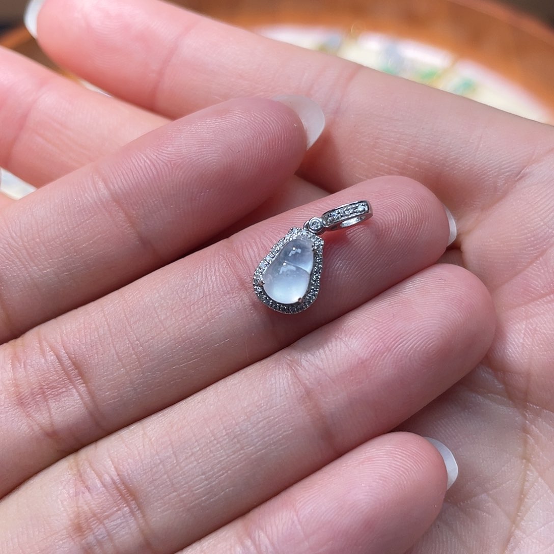 翡翠吊坠(不含链)18K金镶嵌