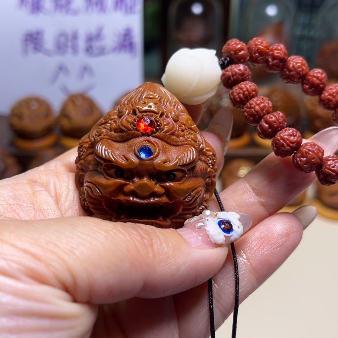 橄榄核把件Z*m镶嵌大黑天玉化金刚一套