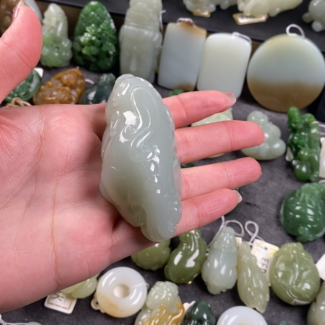 A***a和田玉未镶嵌颈饰