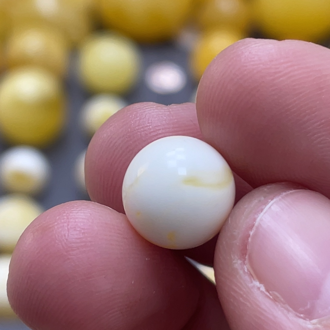 蜜蜡未镶嵌裸石10.4mm瑕疵瓷白