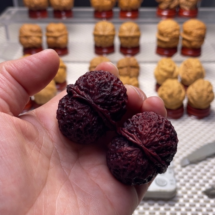 文玩核桃把件25龙鳞绣球