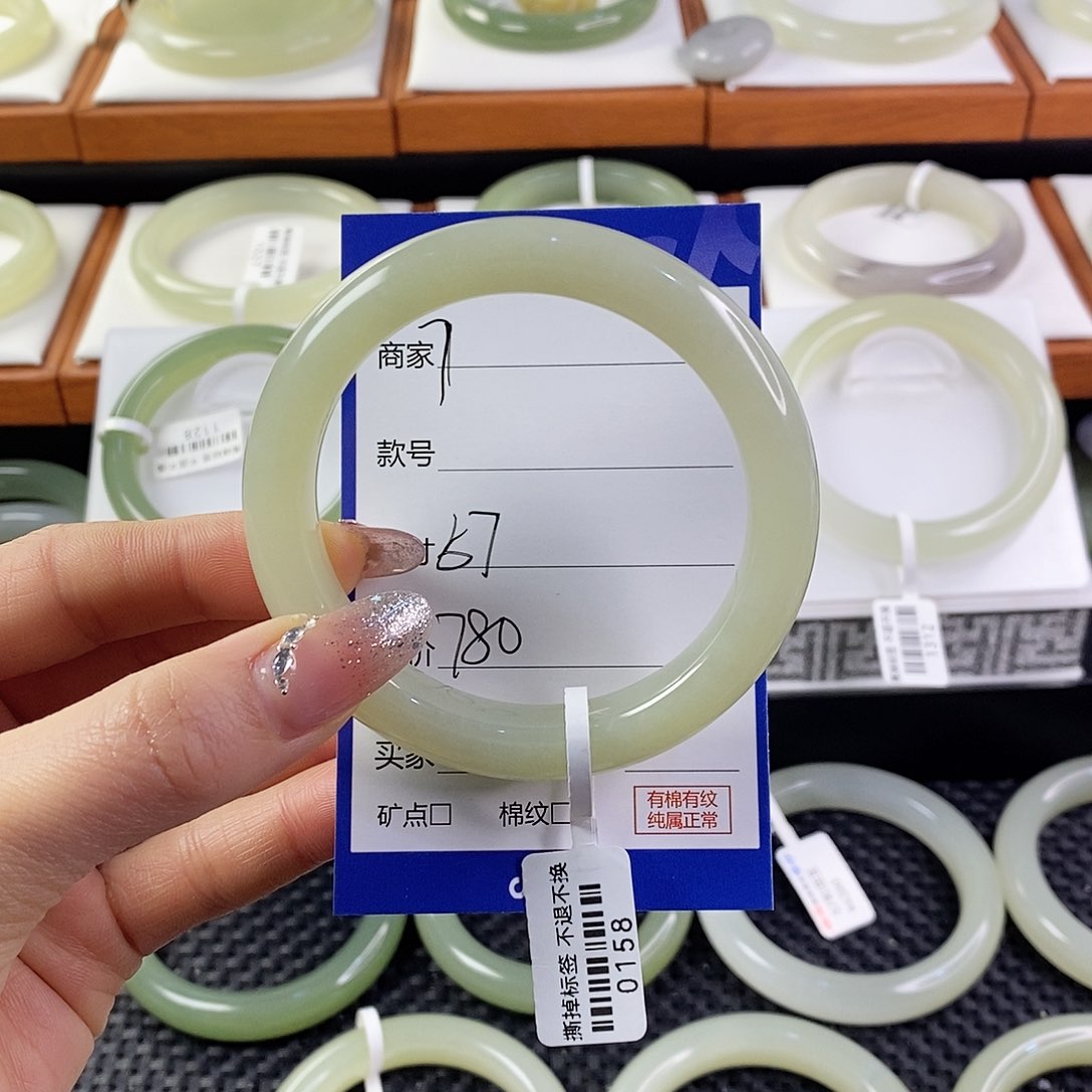 和田玉手镯未镶嵌