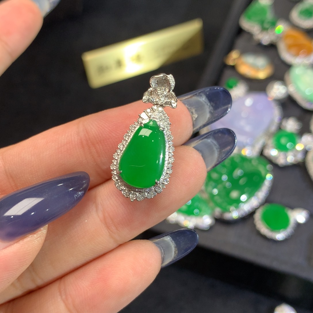 翡翠挂件18K金镶嵌瓜