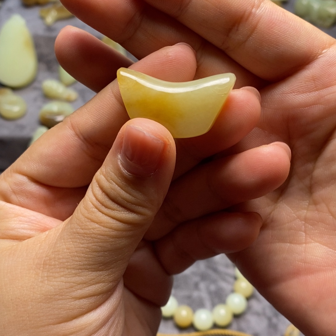 圆***圆和田玉（糖玉）未镶嵌颈饰