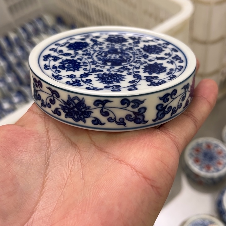 摆件瓷青花缠枝莲盖置