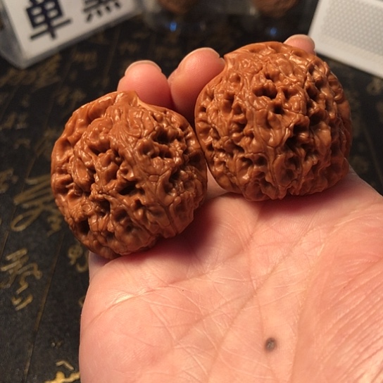 文玩核桃把件水龙纹鹰勾