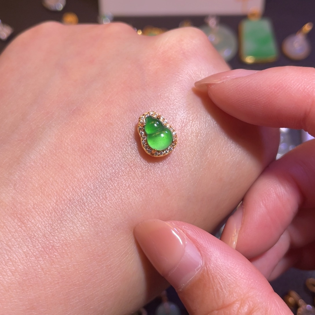 小***鱼翡翠银S925镶嵌颈饰