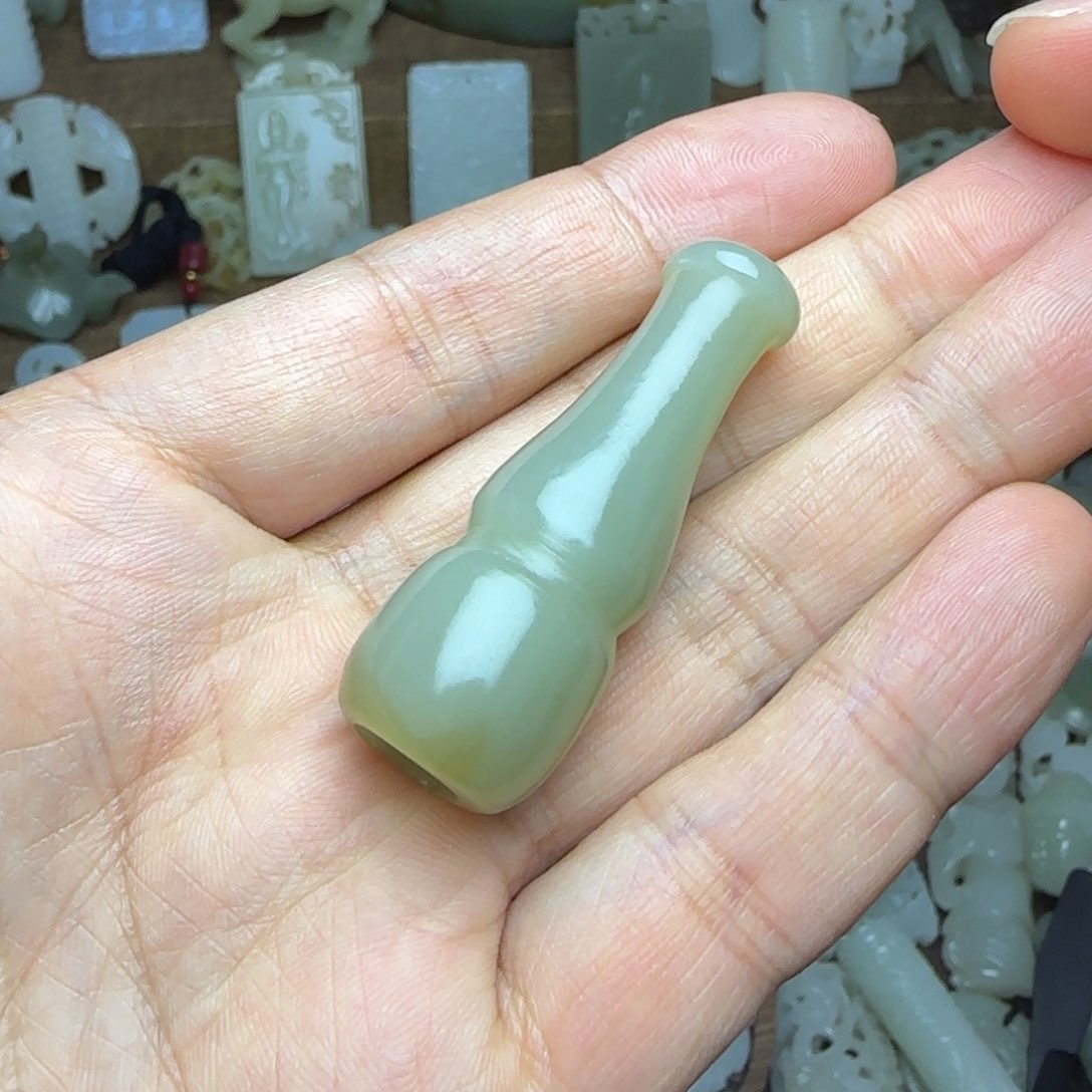 和田玉挂件未镶嵌烟嘴