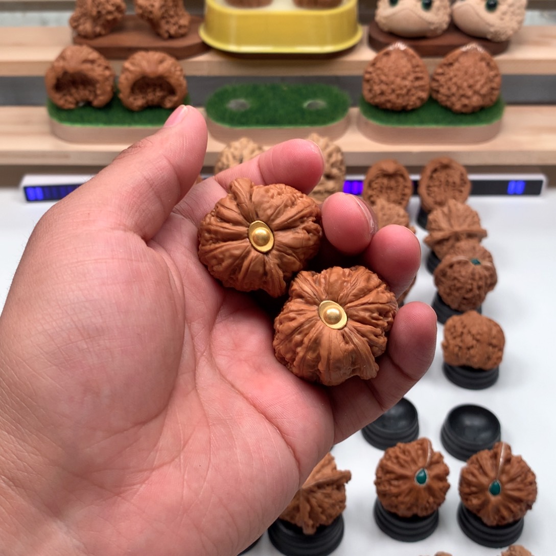 【闪购商品】文玩核桃吊坠燕****！隐隐约约