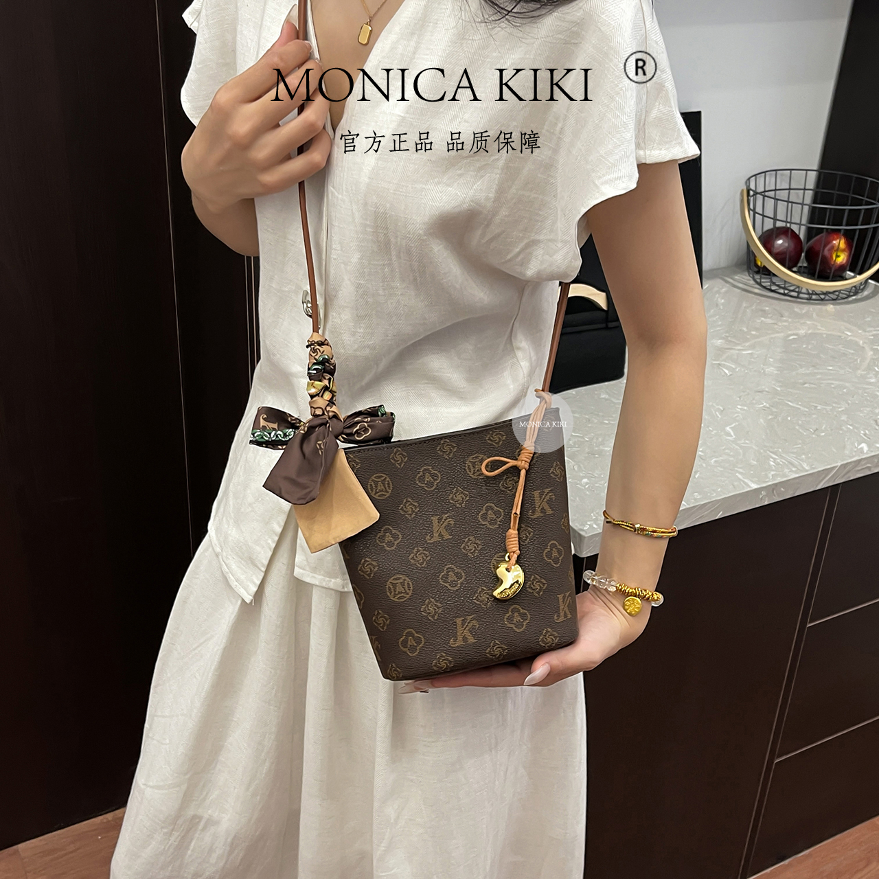 MONICA KIKI/莫妮卡奇奇新款三色小水桶女士斜挎包网红轻奢时尚