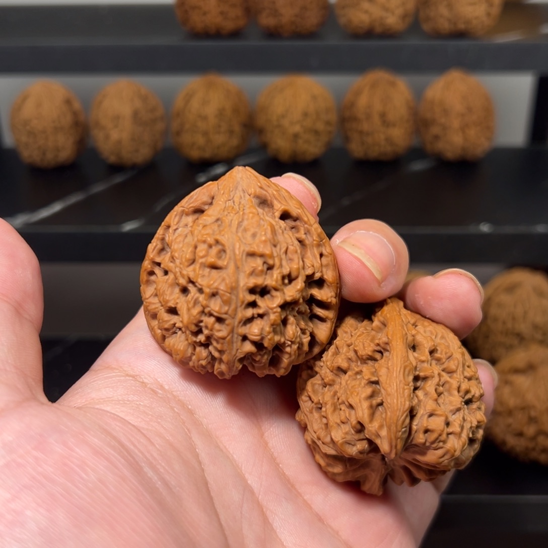 星***情文玩核桃把件41三角南疆石有黄色差