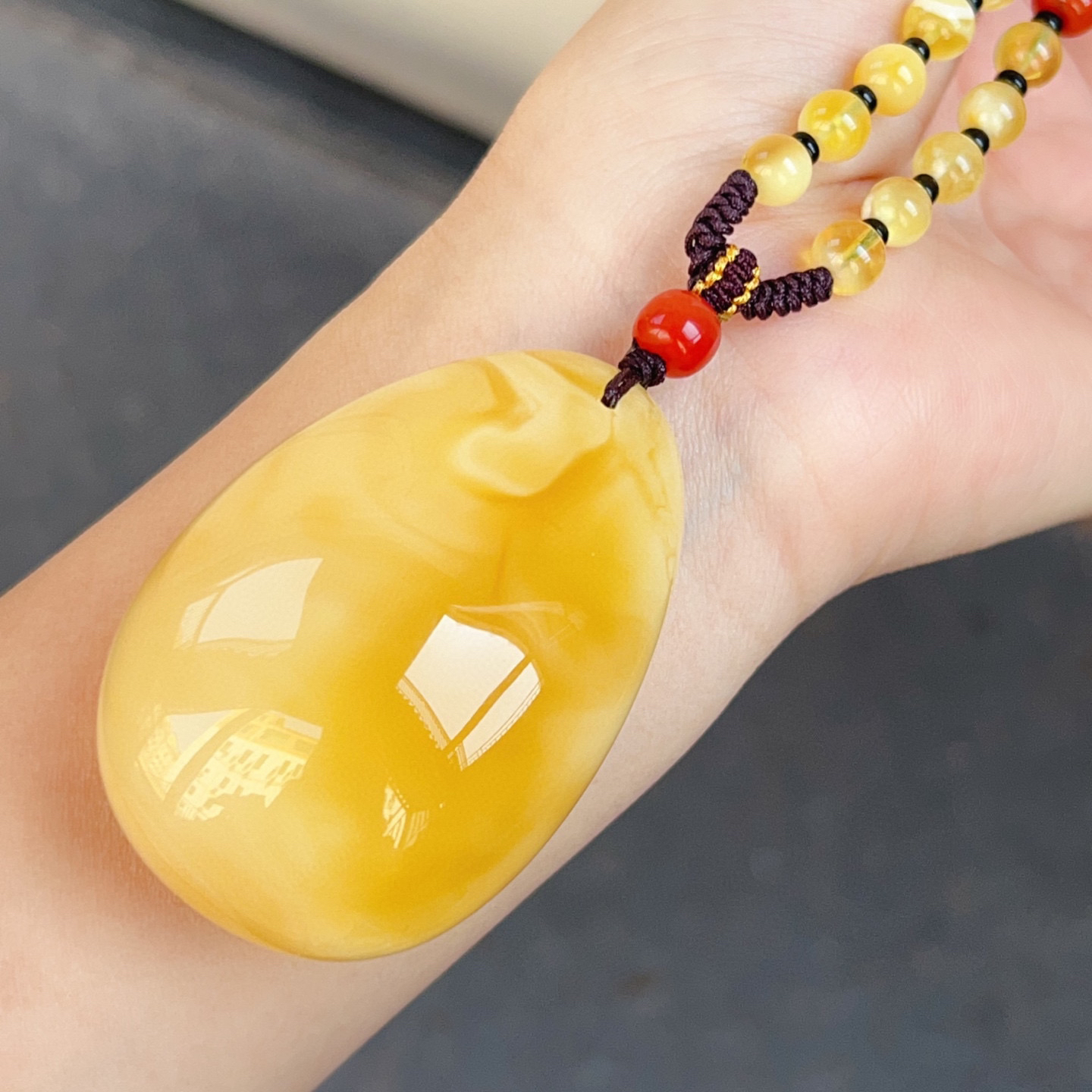 俄料浓蜡黄白花蜜蜡水滴吊坠，很饱满37.6克，尺寸59.3*40.8*26.5mm