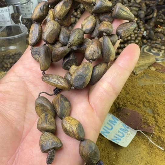 曰***月沉香沉香碎屑绿棋：凹身树丁沉水浮12mm克重44+