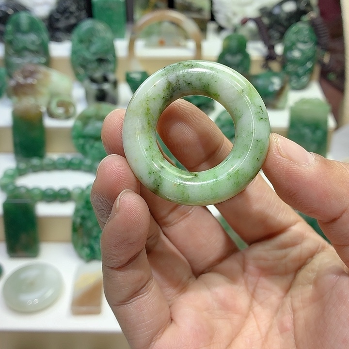 独山玉未镶嵌颈饰