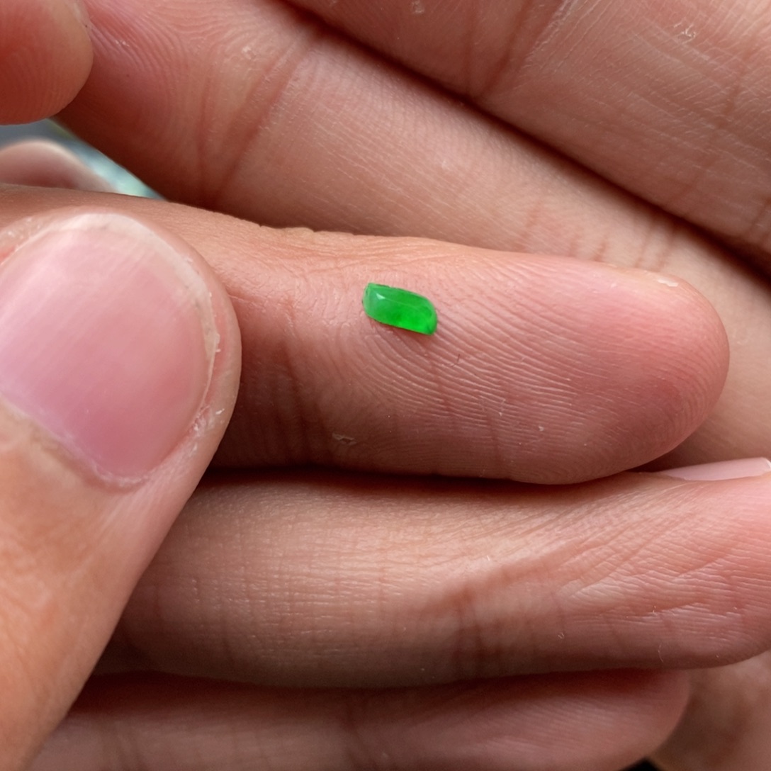 翡翠耳饰未镶嵌翡翠