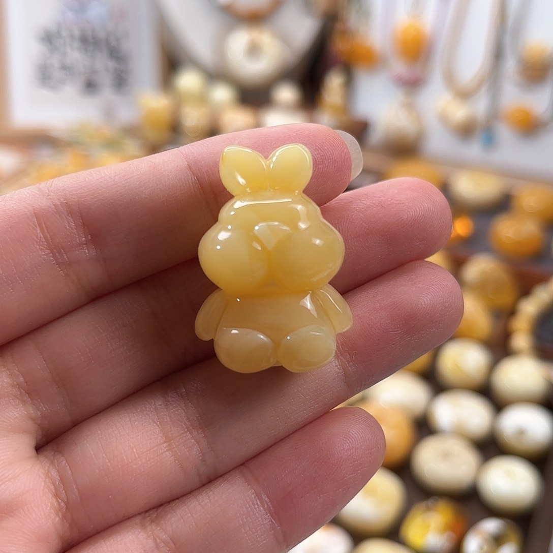 琥珀颈饰未镶嵌黄油芝士奶糖小兔子俄料白花蜜蜡吊坠
