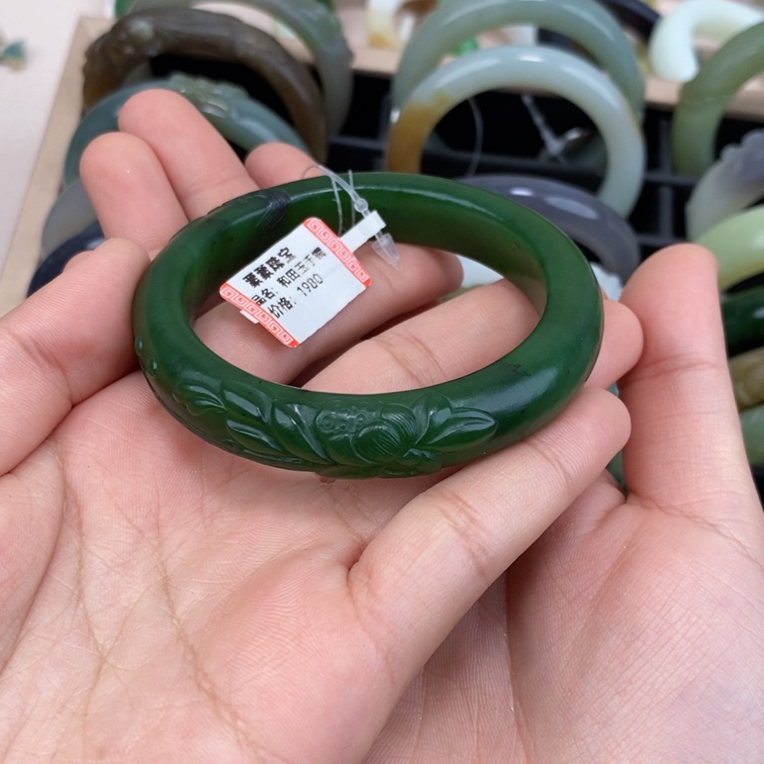 宁***湾和田玉未镶嵌手镯