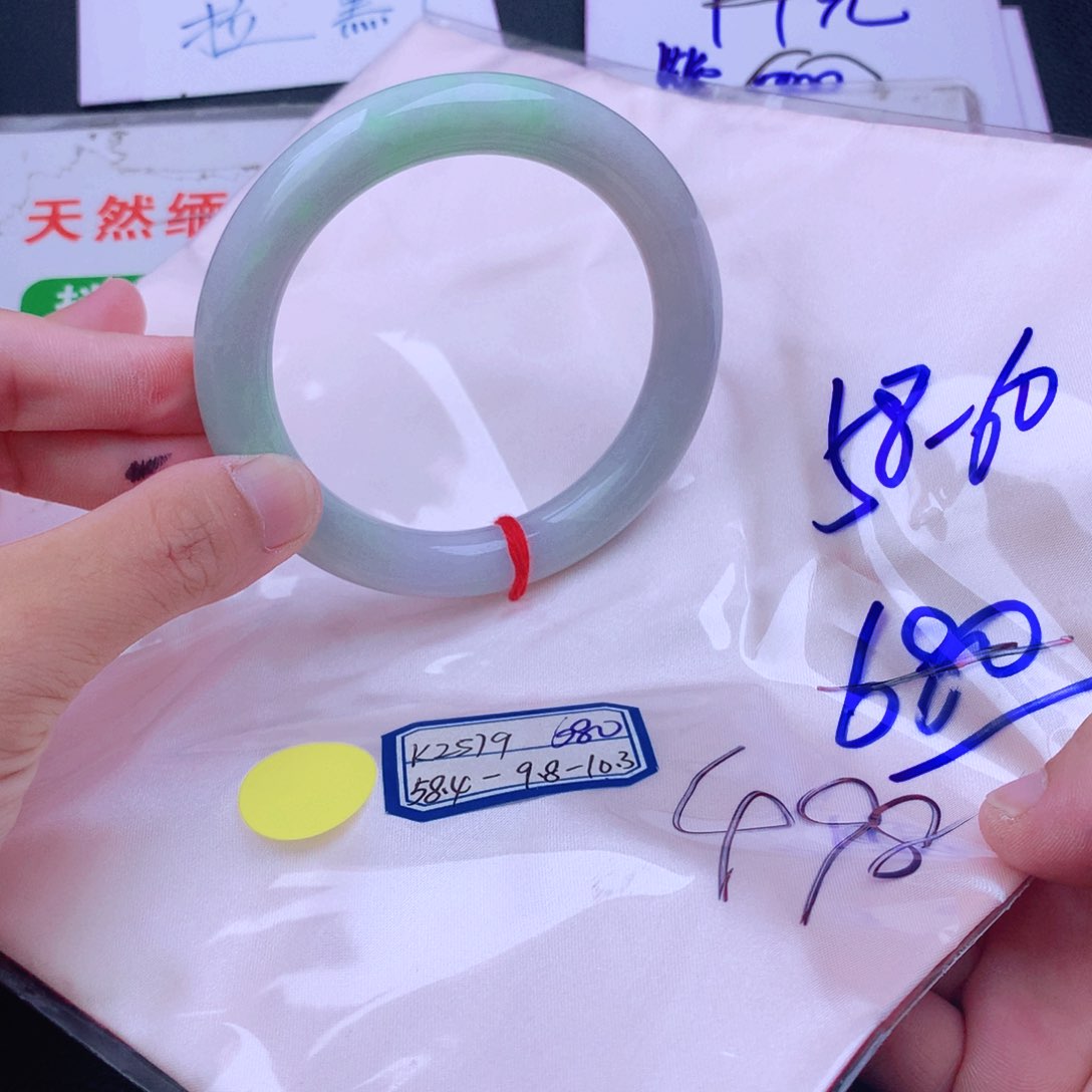 翡翠手镯未镶嵌翡翠