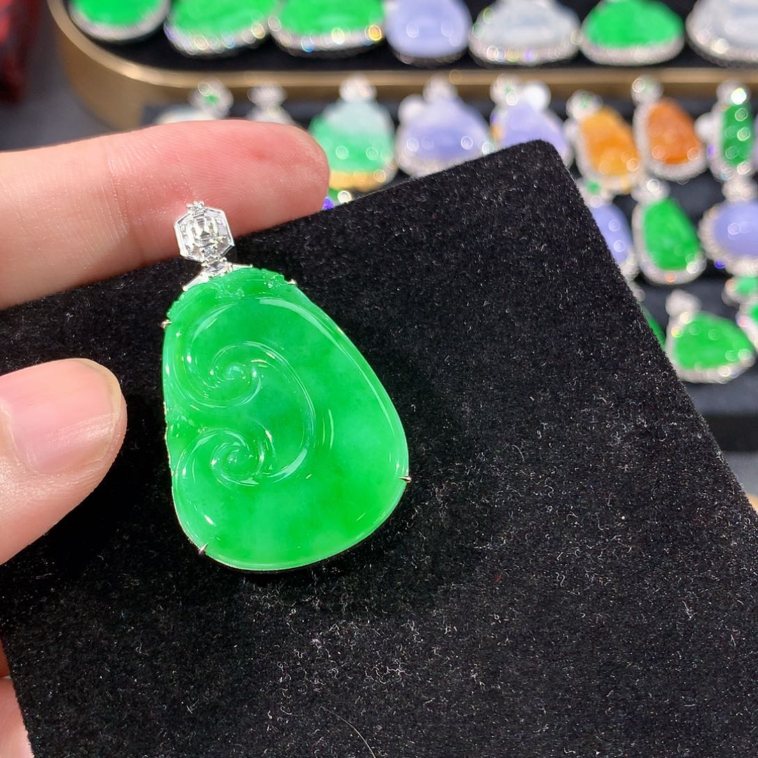 翡翠18K金镶嵌颈饰