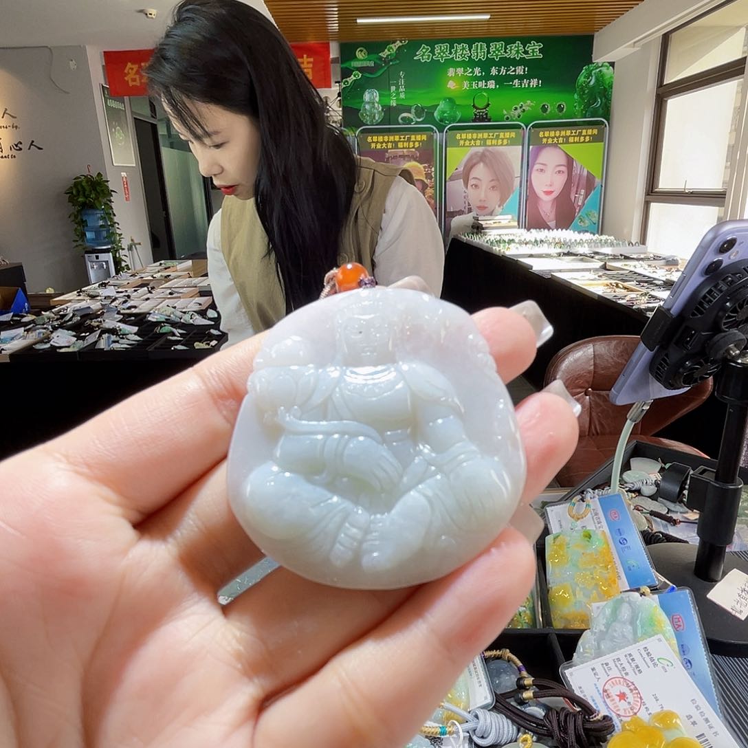 颈饰未镶嵌翡翠一个