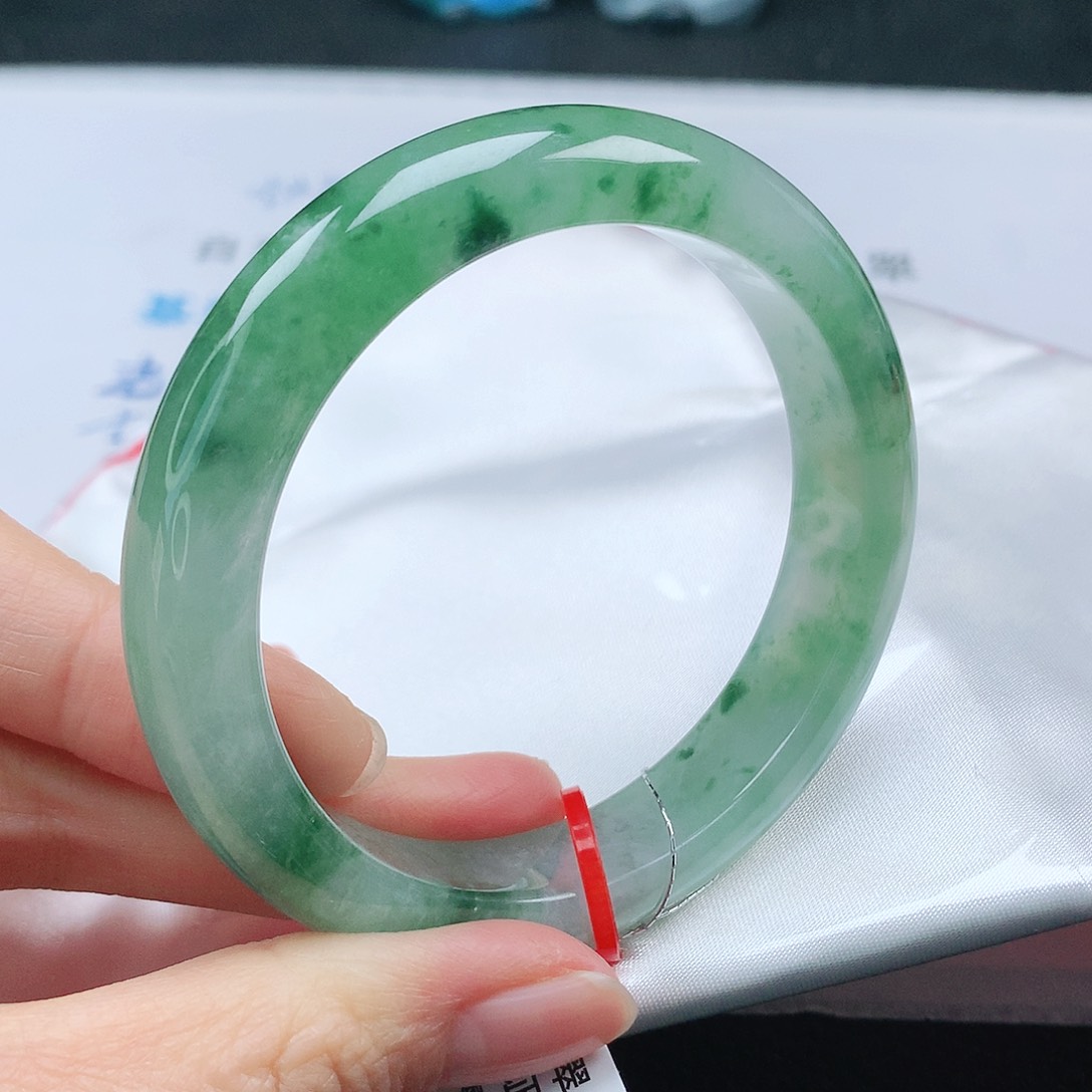 翡翠手镯未镶嵌56圈